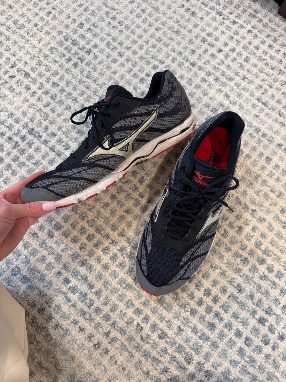 Mizuno Men's Black and Gray Running Trainers with Red Accents